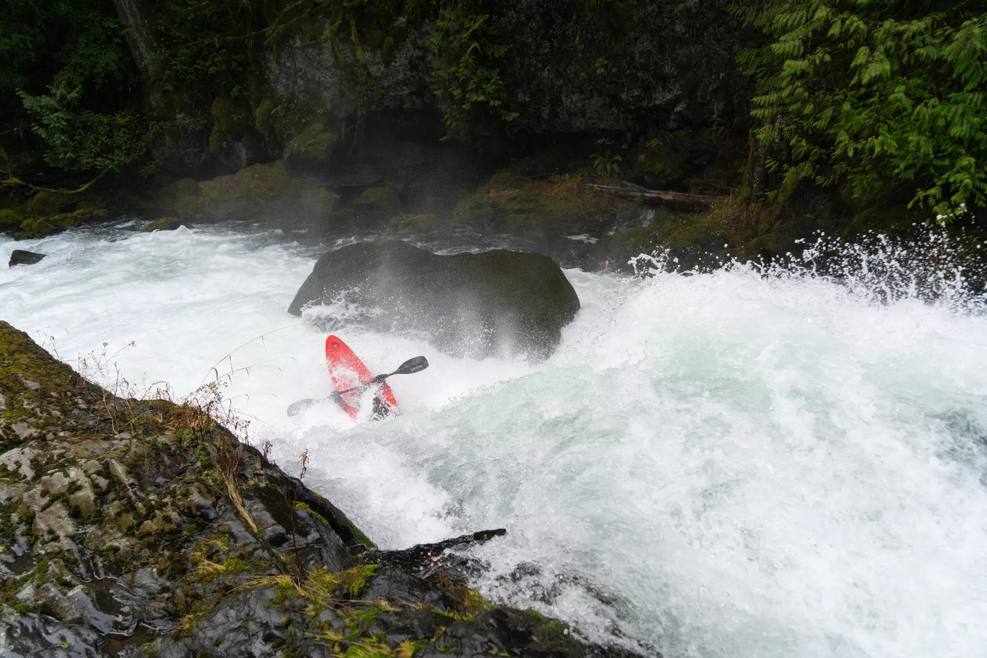 Kayak d'eaux vives polyvalent Indra